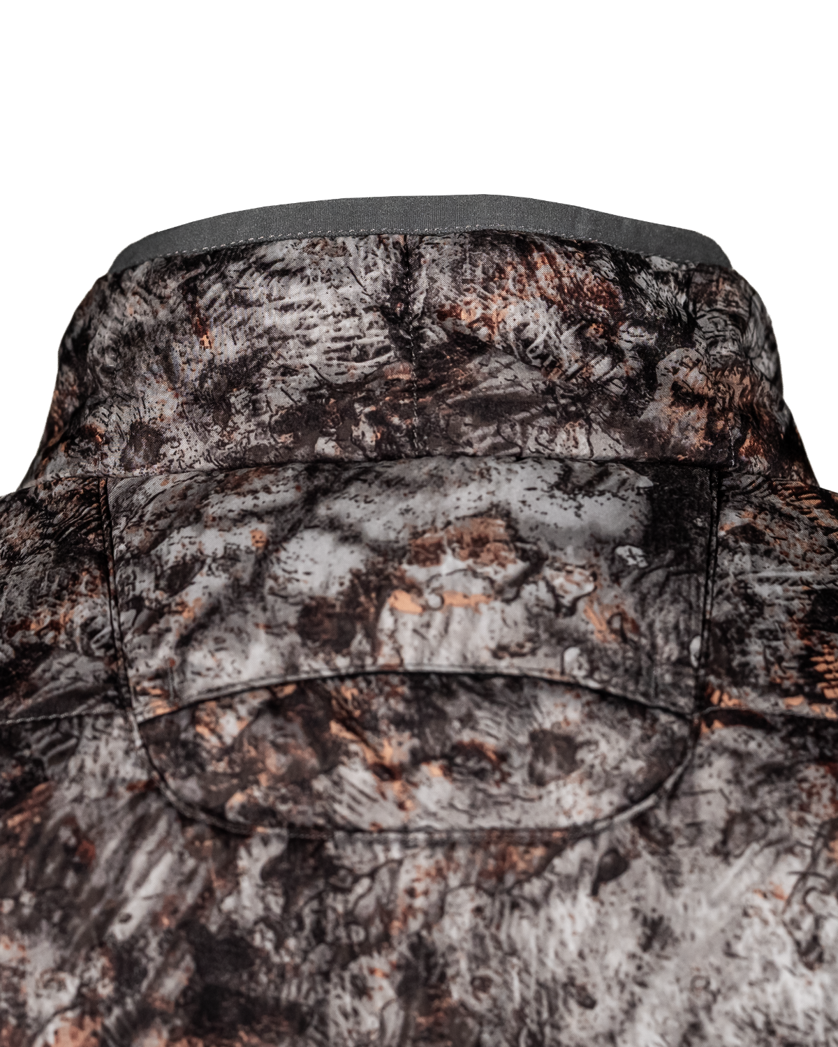 Detail of the camo Midweight Puffy Jacket collar and zippered hand pocket