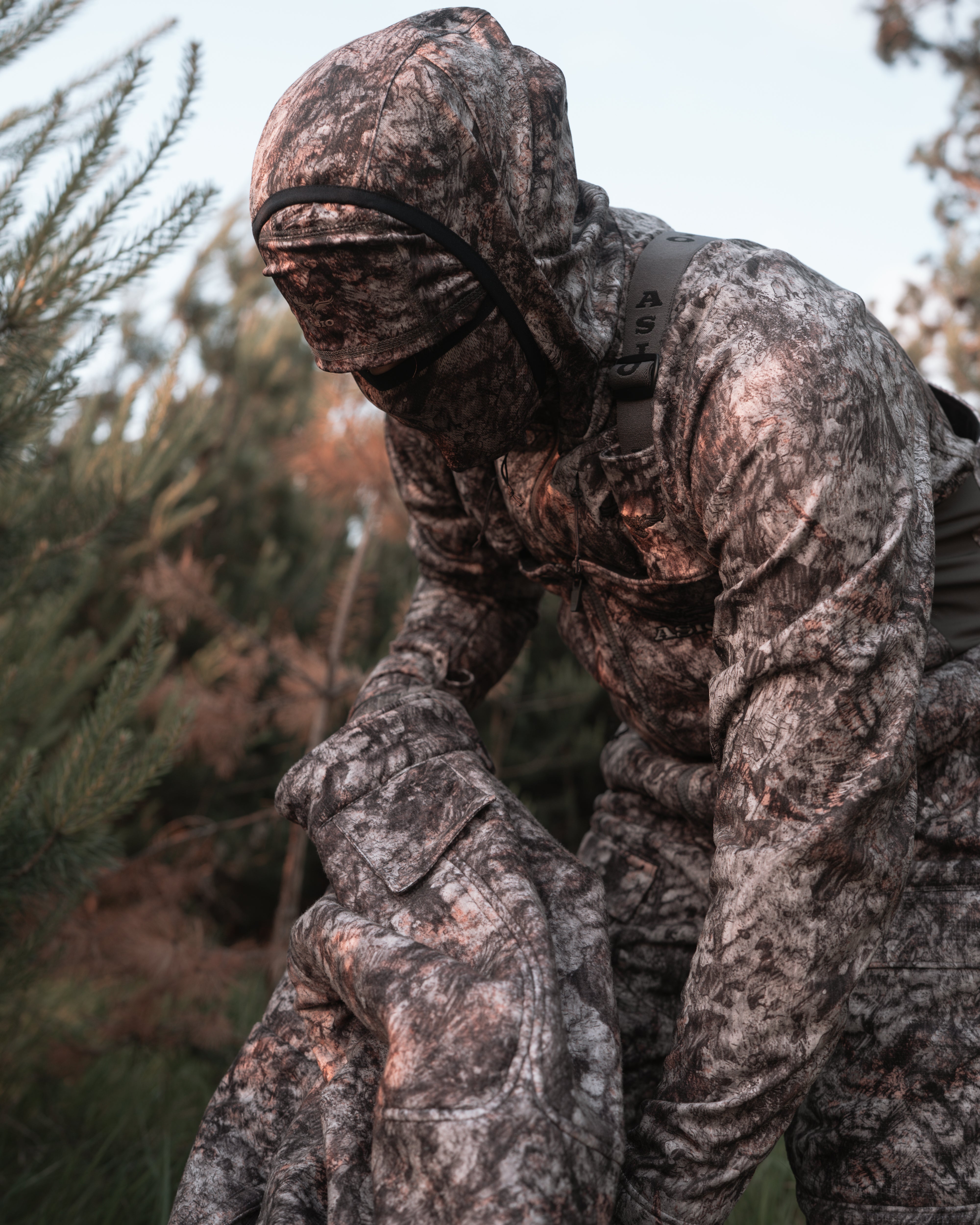hunter grabbing camo bowhunting jacket 
